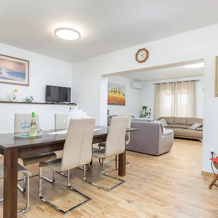 Awesome In With Kitchen Holiday home *