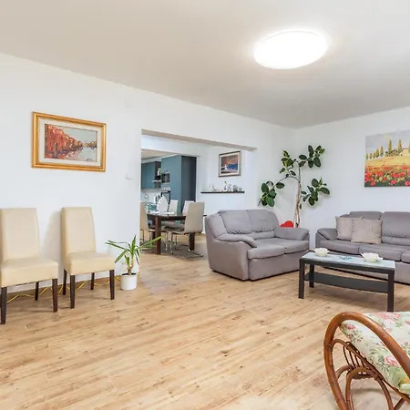 Awesome In With Kitchen Holiday home Fazana