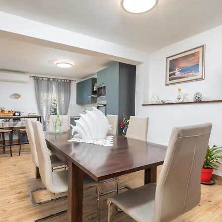 Awesome In With Kitchen Holiday home Fazana