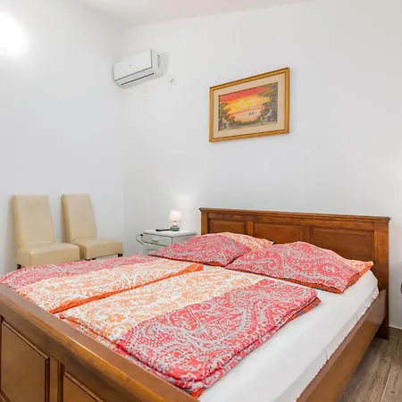 4 Bedroom Cozy In Сasa de vacaciones Fažana